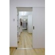ウォークスルーは収納としてだけでなく、扉を開くことで部屋が一直線に繋がり、風通しが良くなる効果も。