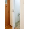トイレのドアは小スペースで開閉できる折れ戸をご提案し、廊下を広くお使い頂けるように。