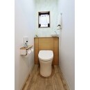 背面に収納のあるタンクレストイレですっきりした空間に。リアルな木目のフロア材をご提案。
