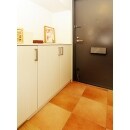床はテラコッタ調のタイルをご提案。収納をホワイトにすることで、お客様をお迎えされる玄関を明るい空間に。