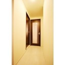 廊下も白を基調とした内装に、サッシの色がアクセントとなるシンプルな空間に。
