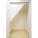 階段下には収納スペースを設け、空間を有効活用できるようご提案。