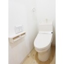 床には、木材の柄のクッションフロアを使用。壁紙の色を白色にし、清潔感のある明るいトイレに。
