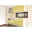キッチンのさわやかな黄色が空間をより明るく彩ってくれるようご提案。