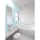 水色のパネルが鮮やかで爽やかな浴室に。