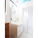 洗面所や浴室はリビングとは違う雰囲気にと、天井には空色の壁紙を使用。いつでも爽やかな気分に。