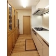 キッチンの壁にはタイル調のキッチンパネルを使用し、ナチュラルな雰囲気に。