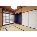 和室は床の間に色を用い、モダンな雰囲気に。