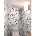 大きな花柄クロスで華やかさと高級感を演出 トイレ リフォーム事例 施工事例 No B リフォーム会社紹介サイト ホームプロ