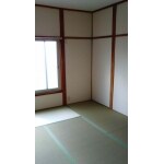 柱が見える和室の壁　和室の天井にクロス（壁紙）