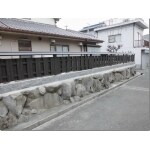 和の趣きを感じるこだわりのフェンスへ