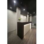 店舗事例　ショールームの顔となるカウンター＆本棚
