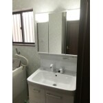LEDの照明で明るい洗面
