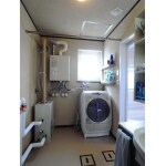 珪藻土仕上げの洗面所はすっきりと
