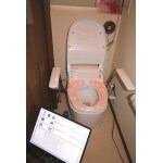 開き戸を引き戸に替えて、手すり付のトイレを設置しました。