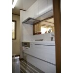 優しい陽射しがふりそそぐ明るいキッチン