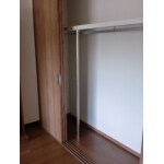 マンション洋室の収納と出窓