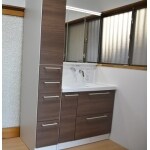 収納力の高い洗面化粧台と床のクッションフロア化で快適に