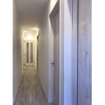 １階部分：玄関開けるとオシャレな木の雰囲気