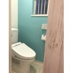 １階は壁のグリーンで明るいトイレに