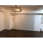 広いリビングにフロアタイルで重厚感と温かみある部屋に
