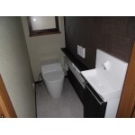 トイレ：スタイリッシュで綺麗なカラーにしました。