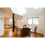 天井高で光があふれる明るい部屋に