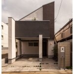 ダークブラウンと白の塗装でスタイリッシュな仕上げ