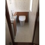 キャビネット付きトイレで配線などを収納