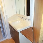 空間を広くするスッキリデザインの洗面化粧台