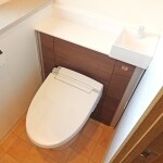 小物も収納できるキャビネット付きのシステムトイレ
