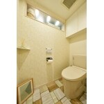 トイレも大理石調の床材で明るく。