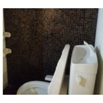 タイル張りのトイレで落ち着いた雰囲気に