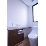 人が集まる2階には大きめのトイレ空間を
