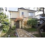 優しい２色の塗り分けで、飽きのこない明るい外観に