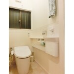 白を基調とし、タンクレストイレですっきりした空間に