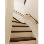 手すりの設置とクロスの張替えも行い明るい階段に
