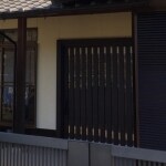 和風の家だけあって、和風な玄関を少しでも今感じの玄関へ