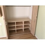 既存の収納スペースに合せた造作棚収納