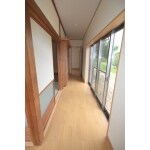 造作の出窓部分はそのまま残し昔ながらの縁側に