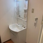 お風呂場にあった洗濯機が化粧台の横に並べるようになりました。