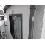 遮熱オレンジの屋根と外壁クリーム系配色で明るい印象に。