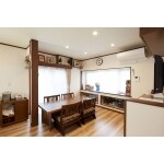 キッチンから続くダイニング