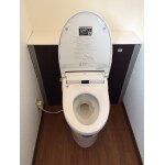 トイレスペースがスッキリ！ホワイトとブラウンでモダンな空間に