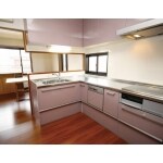 キッチンは建具に合わせた床の色と相性抜群！