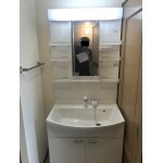 白い洗面化粧台で清潔感ある空間に！