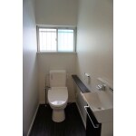 暗く狭かったトイレを解体し、床やクロスも張り替え新しく