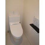 好みのアクセサリーでカスタマイズされたトイレ空間