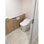 タンクレスと収納でスッキリトイレ