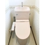 花柄のアクセントクロスで、明るく清潔感のある空間に